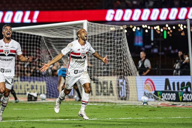 Trio ofensivo funciona, São Paulo vence o Grêmio e dorme na liderança do Brasileirão