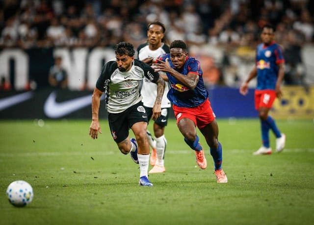 Corinthians vence Bragantino e conquista 1ª vitória no Brasileiro