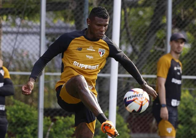 Diretoria do São Paulo aguarda resposta de Arboleda para definir futuro do zagueiro