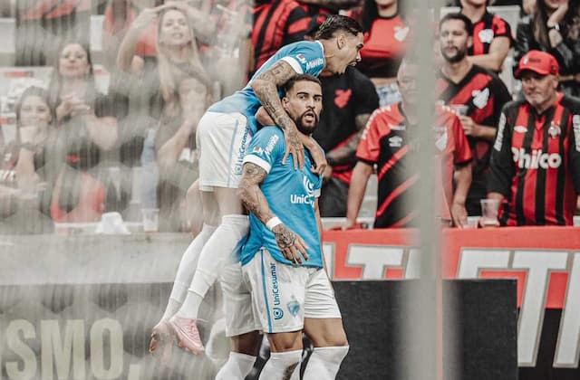 Athletico-PR perde pênalti e é eliminado pelo Londrina, que vai à final do Paranaense