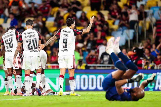 Flamengo massacra o Madureira por 8 a 0 e confirma Fla-Flu na final do Carioca