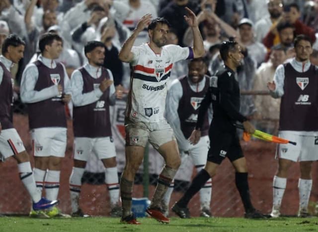 Calleri celebra liderança do São Paulo e manda recado para Crespo: "Fez muito"