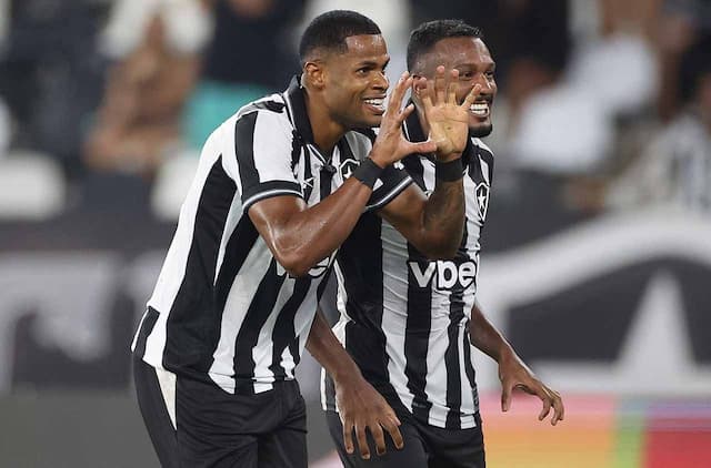 Júnior Santos volta a marcar pelo Botafogo e explica chance perdida