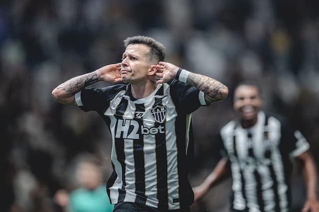 Bernard é vaiado por torcida do Atlético após comemoração