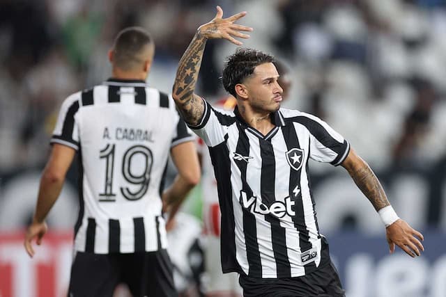 Botafogo termina mês invicto e se blinda do caos nos bastidores