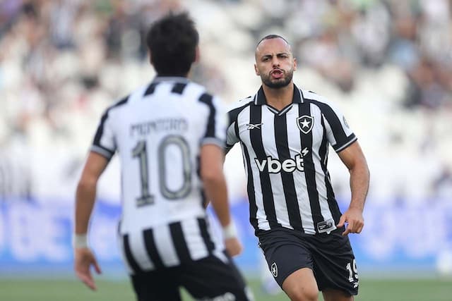 Com hat-trick de Arthur Cabral, Botafogo vence Corinthians no Nilton Santos