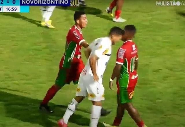 Jogador agride adversário com forte cabeçada e é expulso; veja 