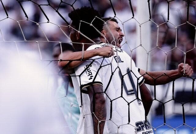 Corinthians sofre, conta com gol contra e vence Fortaleza em Itaquera