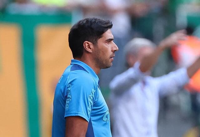 Abel Ferreira pega um jogo de suspensão por tomar celular de jornalista