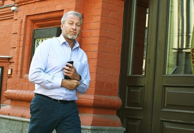 Governo britânico congela bens de Roman Abramovich; Chelsea recebe proibições