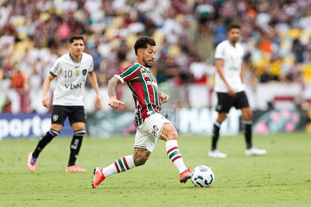 Lucho Acosta ganha moral com a chegada de Zubeldía ao Fluminense: "Jogador criativo"