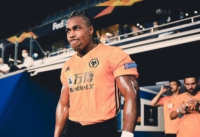 E se a moda pega? "Fortão" Adama Traoré aposta corrida com jovens torcedores; veja