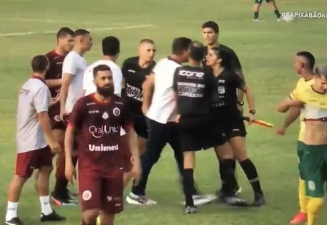 Técnico agride bandeirinha e é demitido por time capixaba