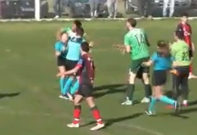 Árbitra sofre agressão brutal em partida na Argentina