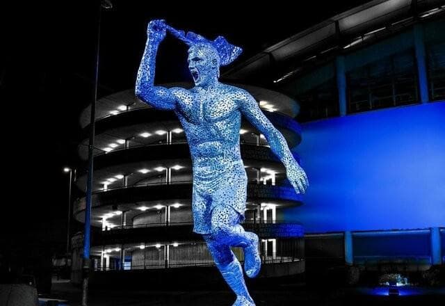 Manchester City homenageia Sergio Agüero com estátua de gol histórico
