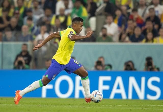 Com dor no quadril, Alex Sandro desfalca seleção brasileira contra Camarões