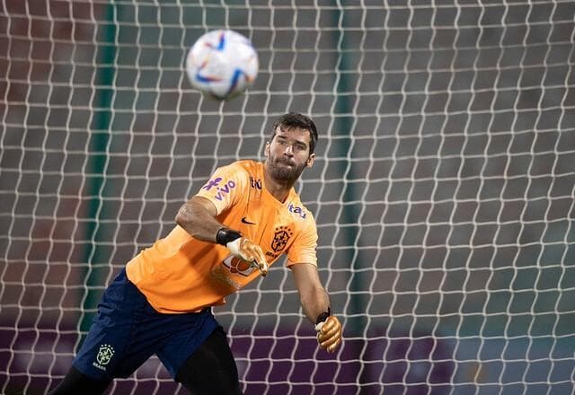 Alisson se manifesta sobre queda do Brasil na Copa: "O sonho continua vivo"