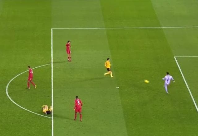 Goleiro Alisson tenta sair jogando e entrega gol na Inglaterra
