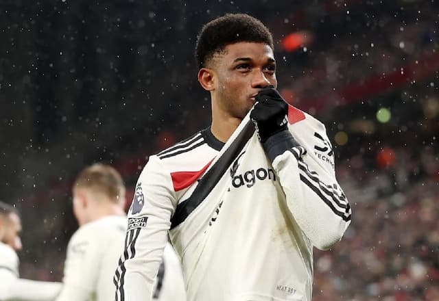 Atacante do Manchester United mostra o dedo do meio a torcedores