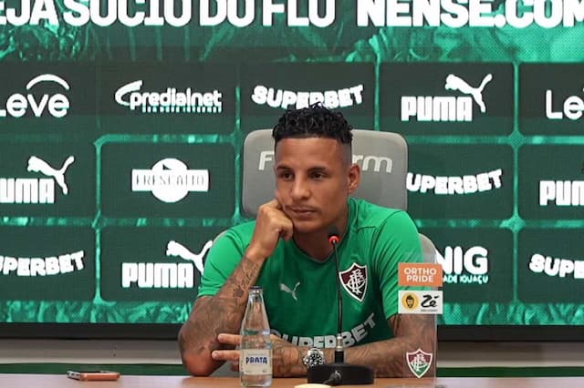 Arana vê disputa sadia com Renê, mira títulos no Fluminense e sonha com Seleção