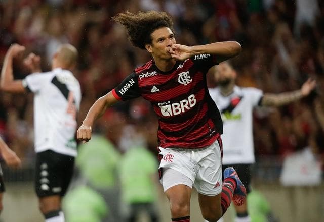 Arão elogia torcida do Flamengo em decisão do Carioca: "Dominou os 180 minutos"