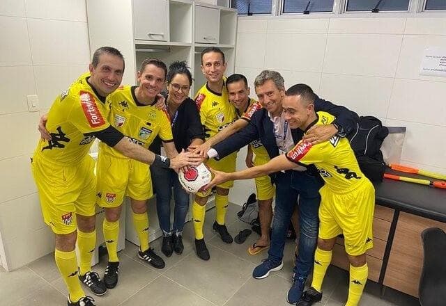 Chefe de arbitragem da FPF publica foto com equipe do Choque-Rei: "Orgulho"