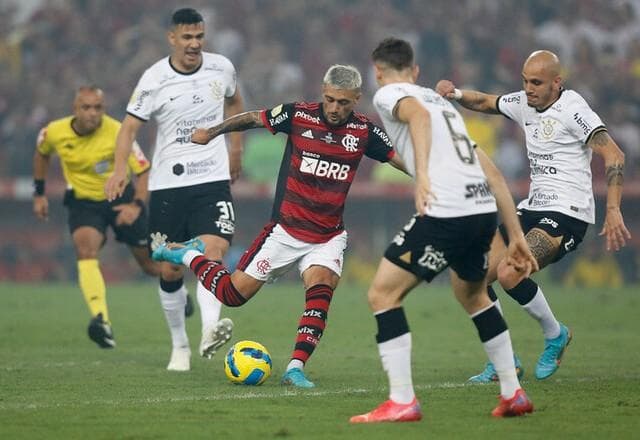 Arrascaeta é tri da Copa do Brasil; veja os atletas com mais títulos do torneio
