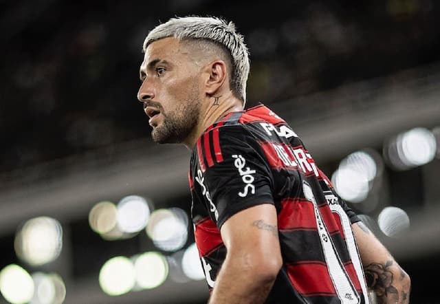 Arrascaeta rebate rumores sobre crise no Flamengo: “Futebol da internet é fo**”