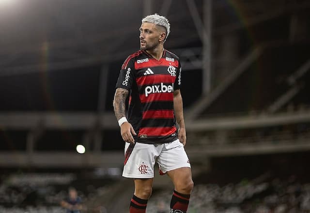 Arrascaeta tem lesão na coxa e preocupa Flamengo para estreia do Brasileirão
