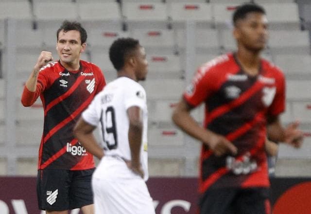 Athletico-PR goleia Caracas e avança em segundo do grupo às oitavas da Libertadores