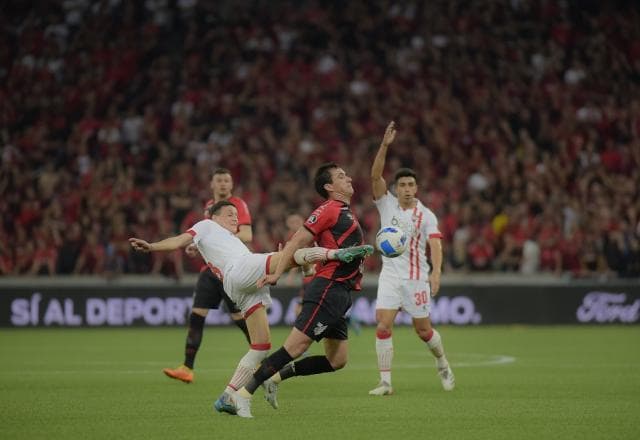 Athletico-PR tem pênalti e gol anulados e empata com Estudiantes pela Libertadores