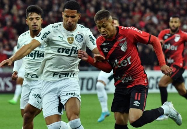 Athletico-PR derruba invencibilidade do Palmeiras e abre vantagem na semifinal