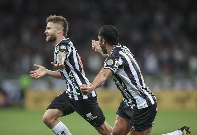 Atlético-MG vira sobre o Avaí com gols de Hulk e Eduardo Sasha