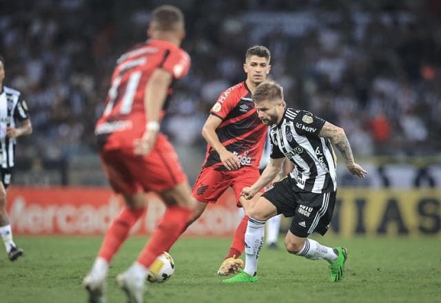 Athletico-PR vira sobre Atlético-MG com gol no último lance no Mineirão
