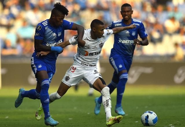 Com VAR polêmico e pênalti perdido de Hulk, Atlético-MG empata com Emelec