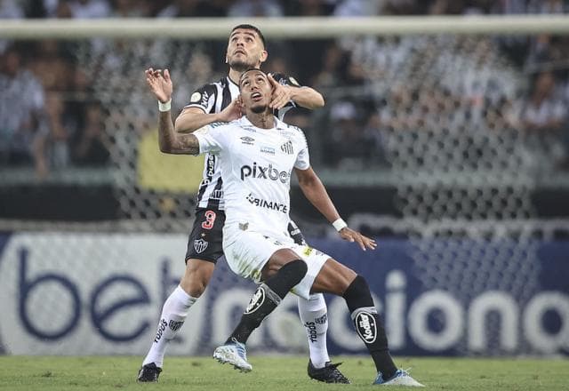 Com um a menos, Santos busca empate com Atlético-MG no Mineirão