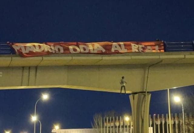 Torcida do Atlético de Madrid enforca boneco com camisa de Vinícius Júnior