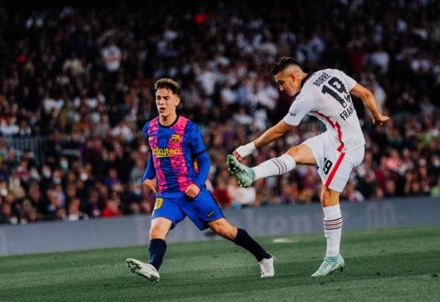 Torcida alemã invade Camp Nou, e Barcelona é eliminado pelo Eintracht Frankfurt