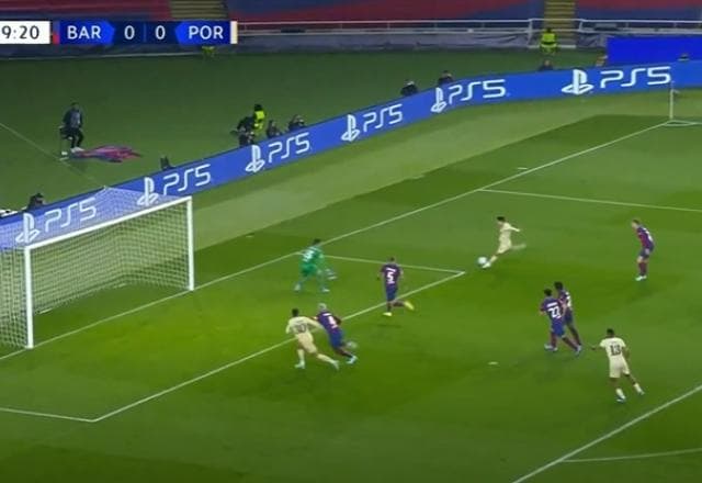 Gol brasileiro! Pepê faz 1 a 0 para o Porto sobre o Barcelona 