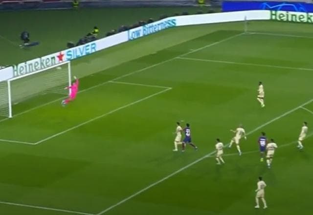 QUASE! João Félix acerta o travessão no primeiro lance do 2° tempo