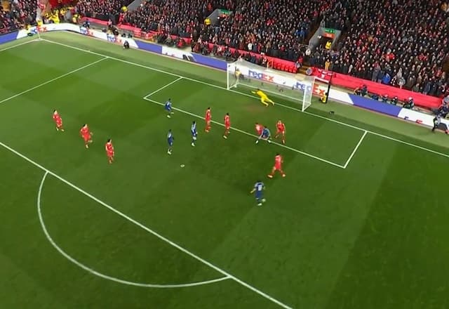 Passou raspando! Beraldo quase marca gol da classificação do PSG contra Liverpool
