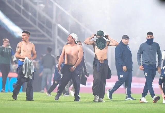 Suspenso por grande confusão, jogo do Boca termina com morte de torcedor