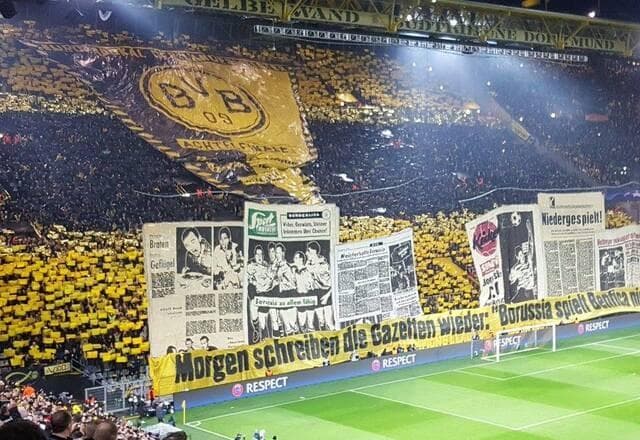 Uefa anuncia liberação para torcidas ficarem em pé na temporada 2022/23