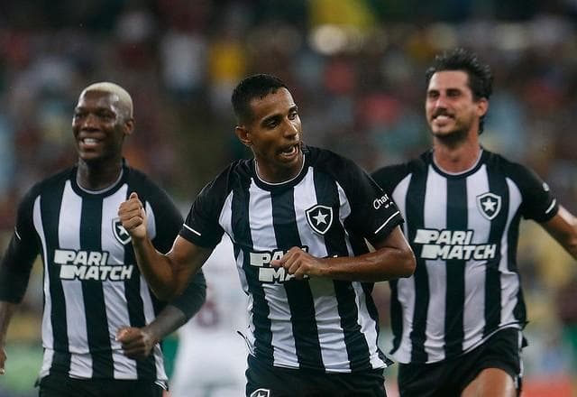 Botafogo espalha provocações ao Fluminense após vitória no clássico