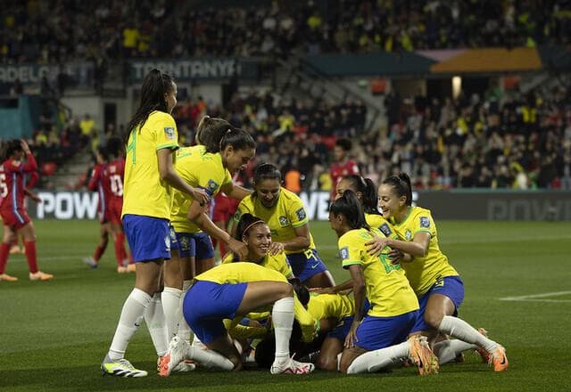 Brasil goleia Panamá por 4 a 0 na estreia da Copa do Mundo
