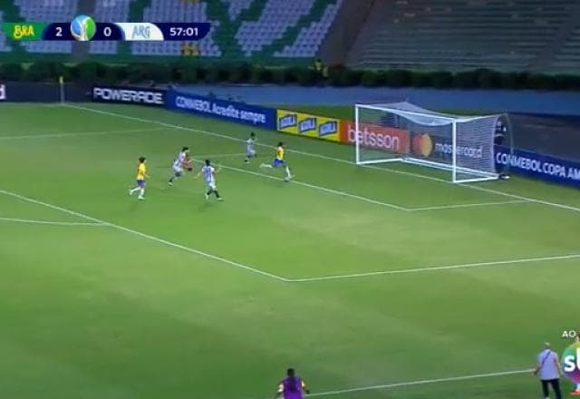 Adriana recebe lindo passe, dribla a goleira e faz o terceiro do Brasil