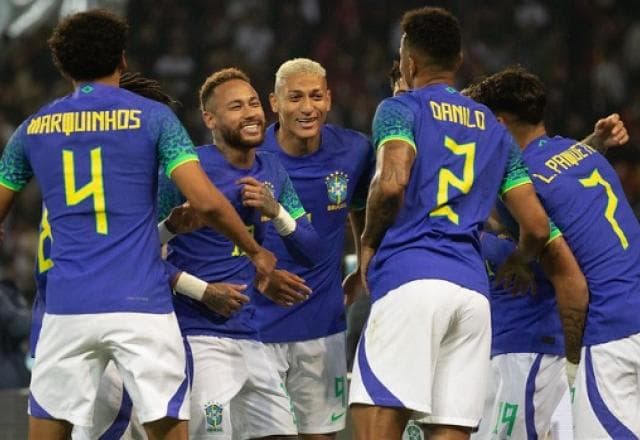 Brasil goleia a Tunísia em amistoso com racismo e expulsão