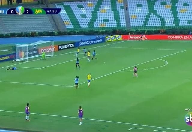 Artilheira! Adriana aproveita cruzamento de Debinha e faz mais um para o Brasil