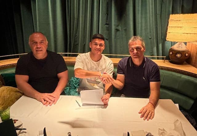 Flamengo anuncia contratação do meio-campista argentino Carlos Alcaraz