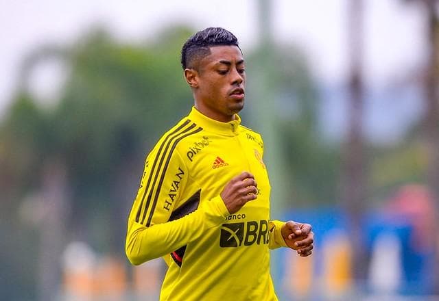 Com lesão no joelho, Bruno Henrique volta ao Flamengo somente em 2023